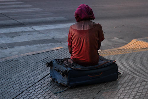 "Mujer con el mundo a cuestas"